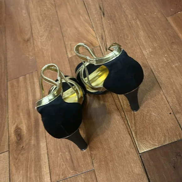 Le chateau heels size 8 black and gold 👠🇨🇦 - Picture 3 of 4